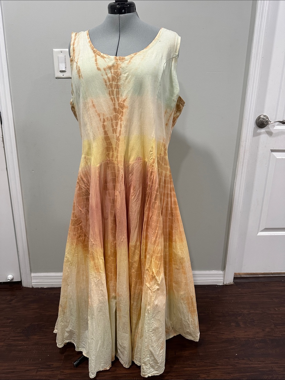 The Pyramid Collection  Tie-Dye size XL 100% cotton